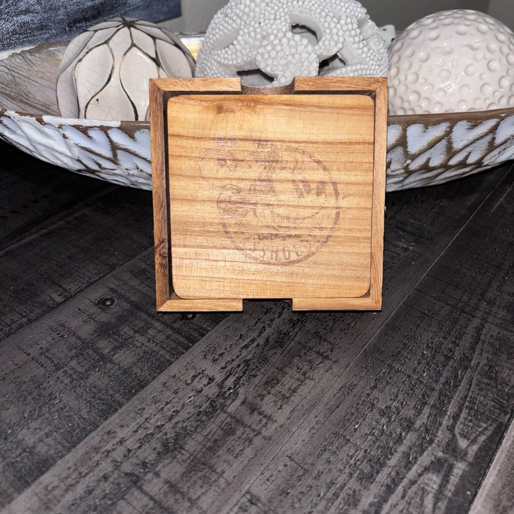 Walt Disney World Passholder Coasters Wooden Beverage Case Minnie Mouse Wood Set - Picture 2 of 2